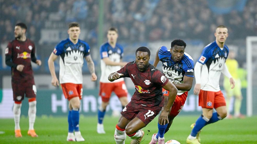 Ridle Baku (RB Leipzig) (l-r) und Philip Otele (Hamburger SV) kämpfen um den Ball. Foto: Gregor Fischer