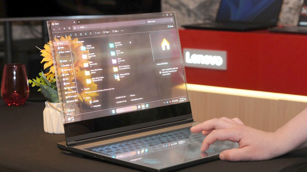 Der Lenovo-Laptop mit durchsichtigem Bildschirm vom MWC 2024. Foto: Wolf von Dewitz/dpa-Zentralbild/