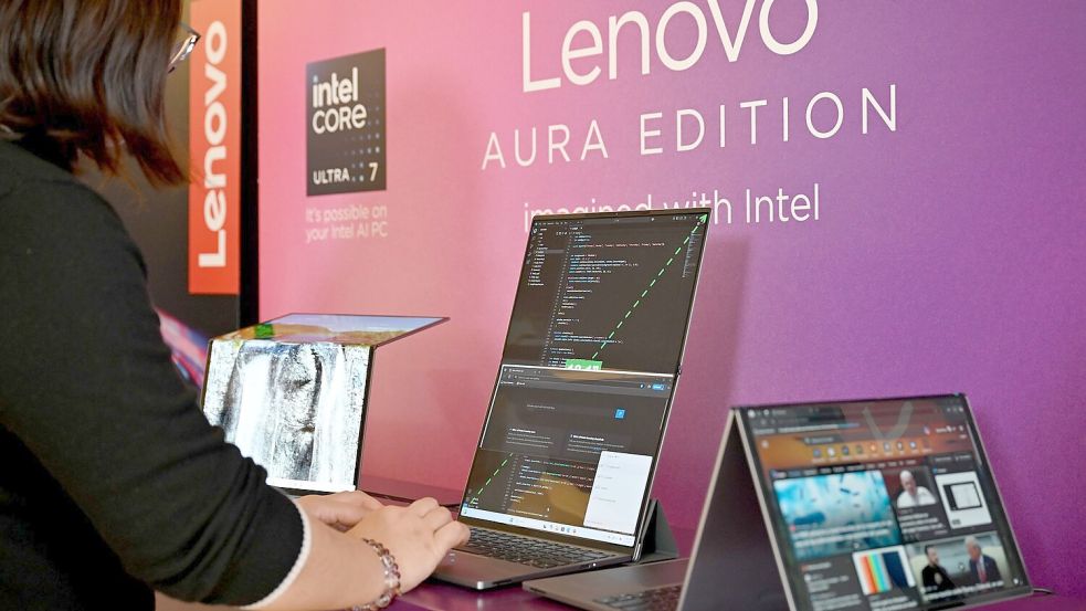 Ein 2025 vorgestellter Laptop mit überlangem Bildschirm, den man nach hinten wegklappen kann. Foto: Wolf von Dewitz/dpa