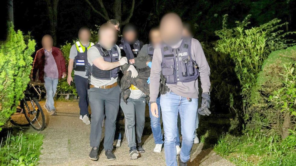 Der Verdächtige unmittelbar nach seiner Festnahme. (Archivbild) Foto: Tim Oelbermann/dpa