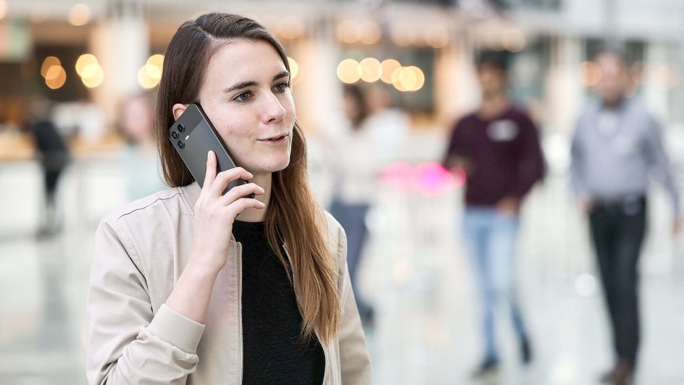 Die für KI zuständige Telekom-Mitarbeiterin Lena Drubel führt bei einer Testvorführung des KI-Assistenten ein Handytelefonat. Foto: Oliver Berg