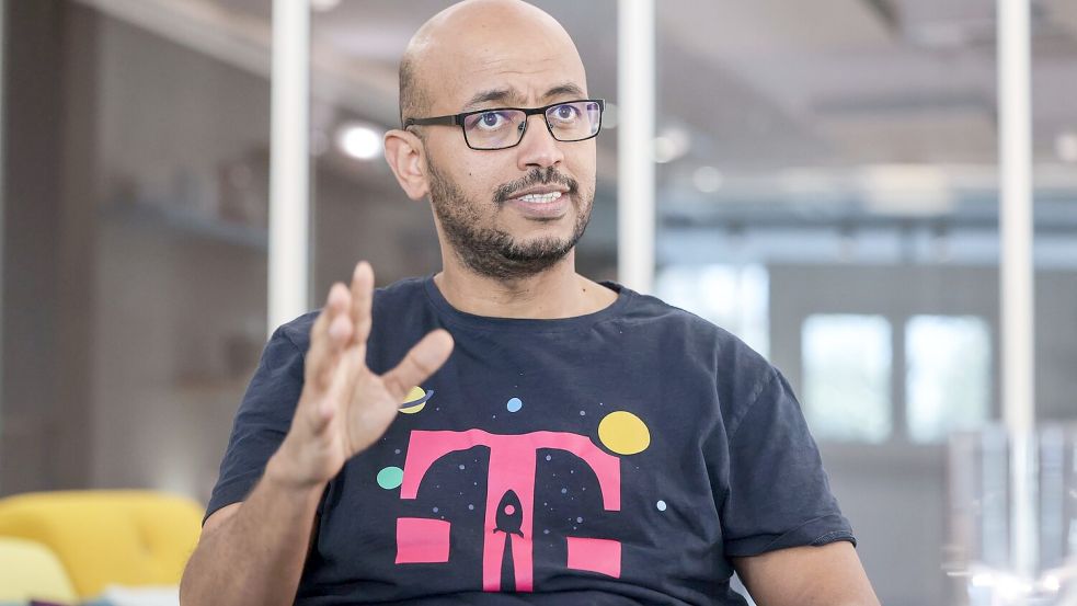 Telekom-Technologievorstand Abdu Mudesir möchte bald loslegen mit dem KI-Assistenten. Foto: Oliver Berg
