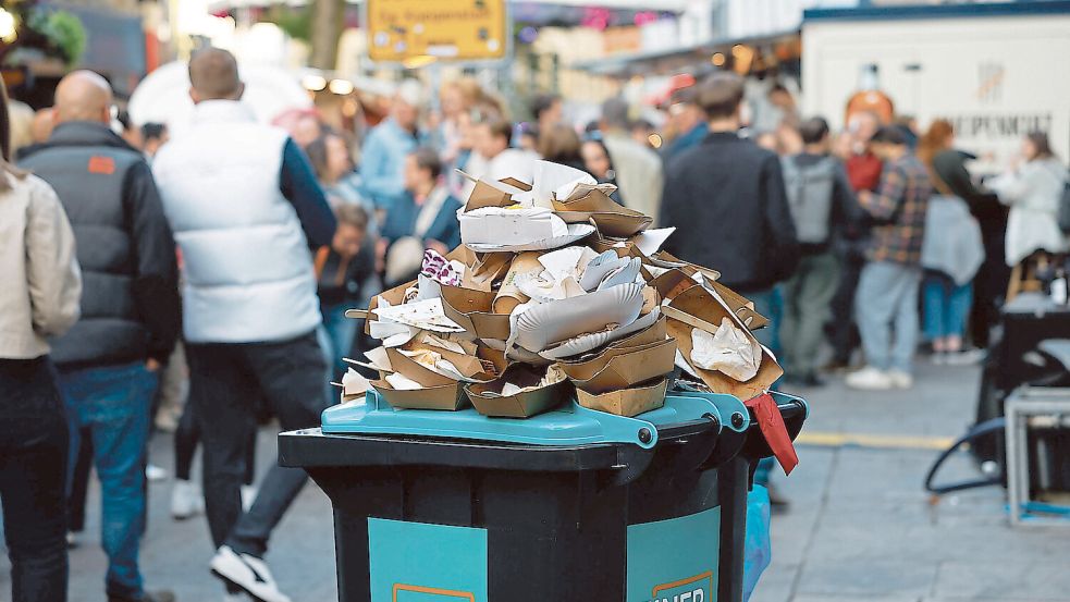 Ein überquellender Mülleimer. So sieht es nicht täglich aus in Osnabrück, aber zur Maiwoche. Foto: Michael Gründel