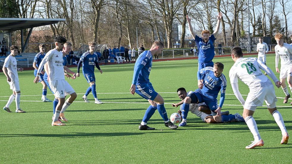 Die Esenser spielten lange In Unterzahl, führten aber dennoch verdient mit 2:0. Foto: Heiner Steenhoff