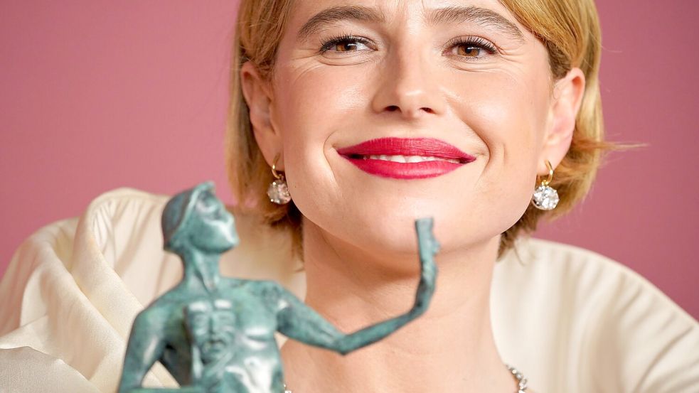 Die Irin Jessie Buckley holte sich einen Actor Award für ihre Darstellung in „Hamnet“. Foto: Jordan Strauss/Invision/AP/dpa