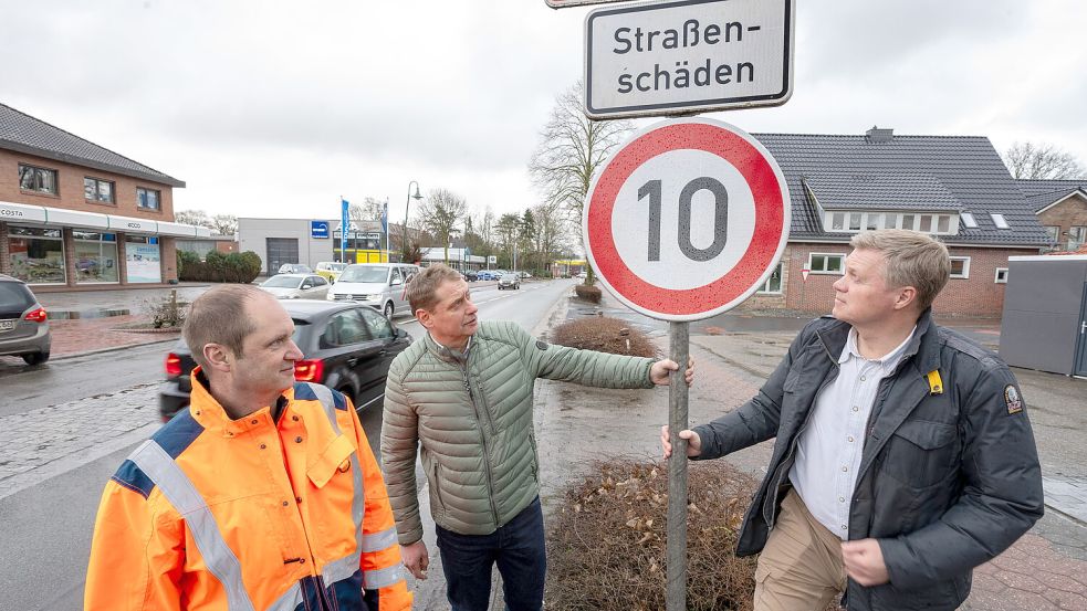Frank Buchholz (von links), Heinz Trauernicht und CDU-Landtagsabgeordneter Ulf Thiele hoffen darauf, dass die Ostertorstraße bald saniert werden kann. Foto: Klaus Ortgies