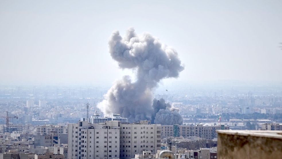 Die israelisch-amerikanischen Angriffe haben im Iran viele Opfer gefordert. (Archivbild) Foto: Vahid Salemi/AP/dpa