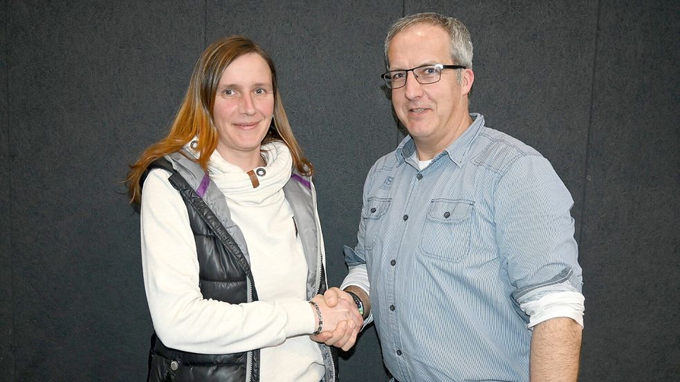 Jugendwart Frank Poelker gratulierte Tina Will zur Wahl der stellvertretenden Jugendwartin.