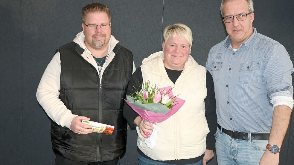 Mit einem Präsent sowie Blumenstrauß bedankte sich Jugendwart Frank Poelker (rechts) beim Ehepaar Matthias und Therese Peters für ihre geleistete Arbeit im Jugendbereich.