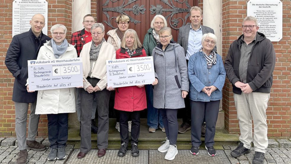 Jeweils 3.500 Euro erhielten die katholische Kirchengemeinde St. Bonifatius Westrhauderfehn und die evangelisch-lutherische Dreieinigskeits-Kirchengemeinde Rhauderfehn vom Gewerbeverein. Foto: Björn Klüver