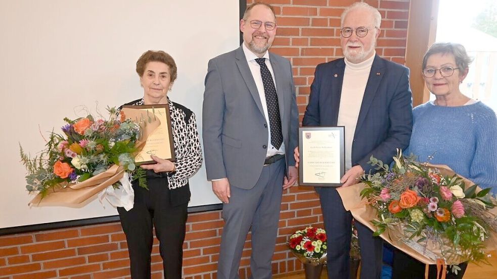 Marianne Fugel (von links), Bürgermeister Thomas Otto, Karl-Peter Schramm und dessen Ehefrau Elisabeth. Foto: Holger Weers