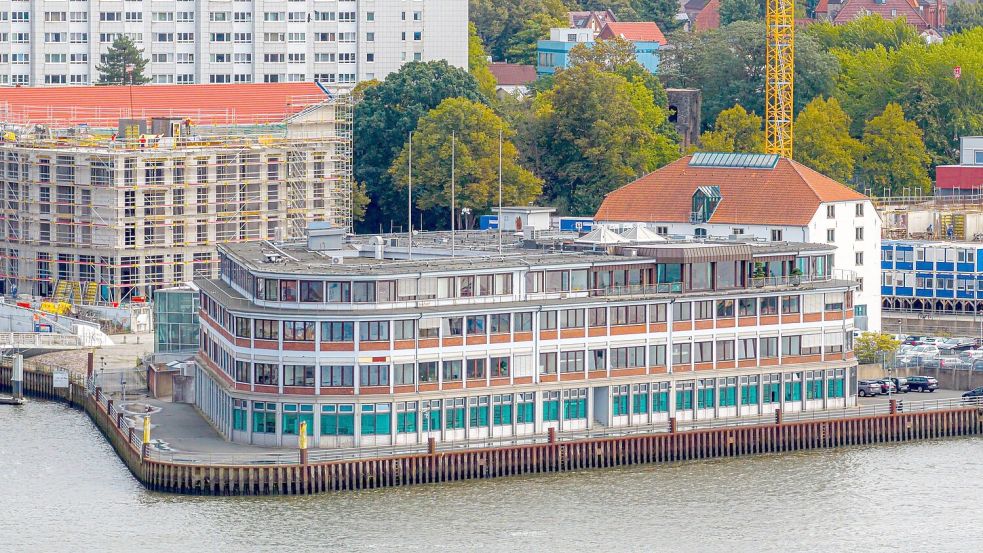 Blick auf den Hauptsitz von Naval Vessels Lürssen (NVL) an der Weser in Bremen. Foto: Sina Schuldt