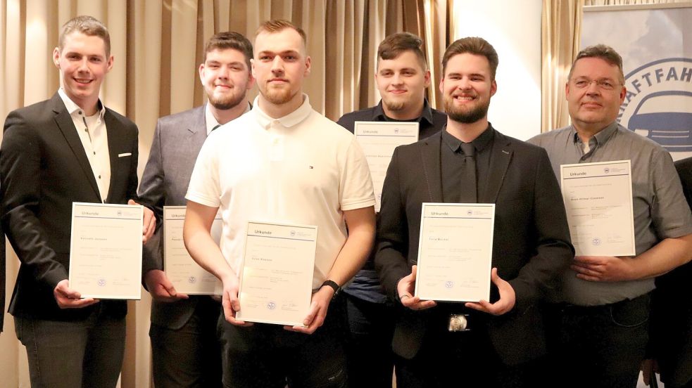 Kenneth Janssen (von links), Pascal von der Hülls, Silas Koenen, Maximillian Buschmann, Felix Backer und Sven-Hilmar Claassen wurden für ihre Leistungen ausgezeichnet. Foto: HWK/W. Feldmann