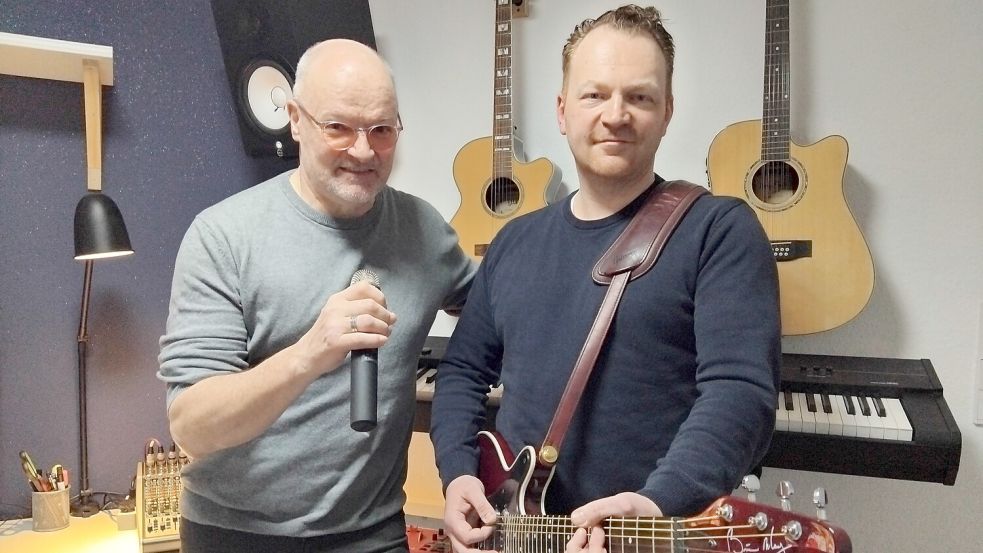 Sänger Claus Behrens (links) und Gitarrist Konrad Reismann üben für die diesjährigen Auftritte. Foto: Clarissa Scherzer