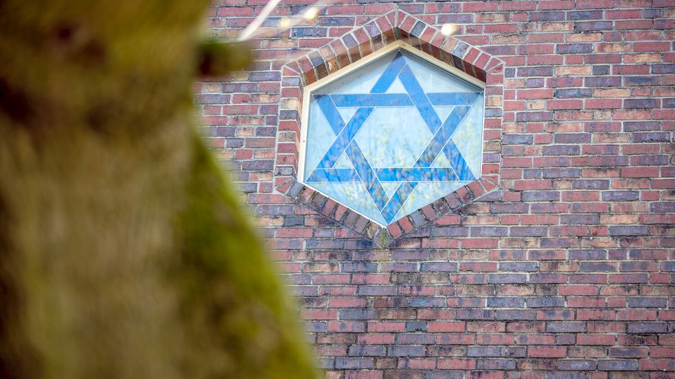 Die Polizei hat den Schutz jüdisch-israelischer Einrichtungen verstärkt. Auch in Ostfriesland wird die Lage intensiv beobachtet. Symbolfoto: Jens Büttner/dpa