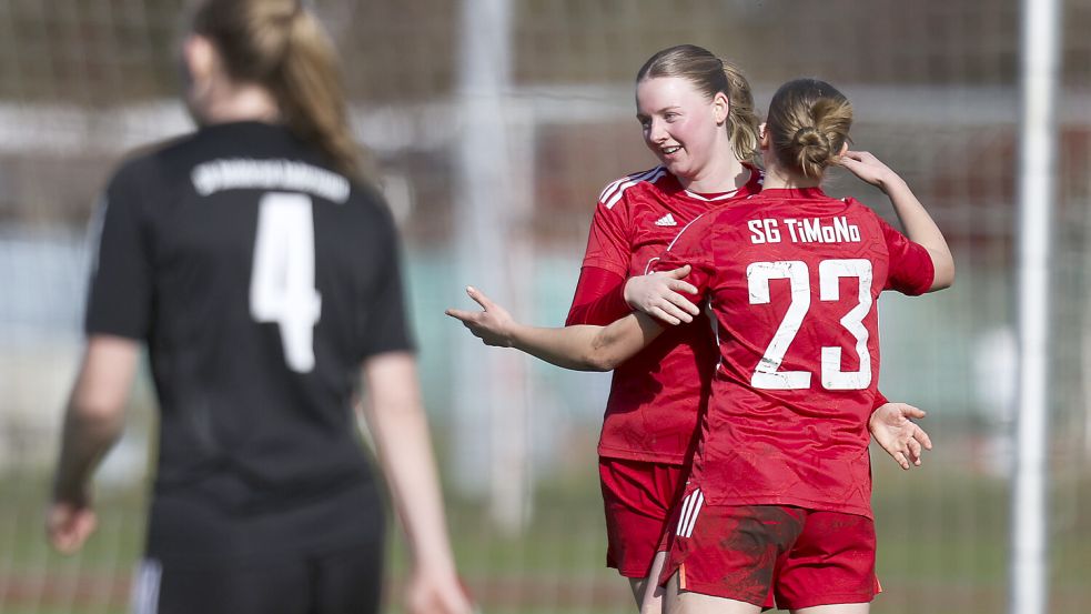 Lea Begemann (Mitte) durfte zwei Tore bejubeln. Foto: Jens Doden/ Emden