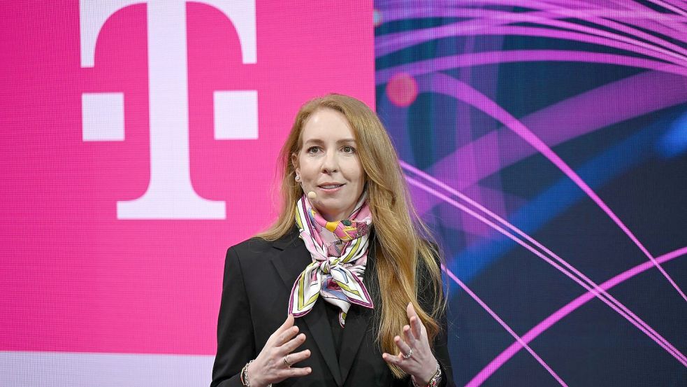 Starlink-Vertriebsmanagerin Stephanie Bednarek auf der Bühne des Telekom-Messestandes beim MWC. Foto: Wolf von Dewitz/dpa