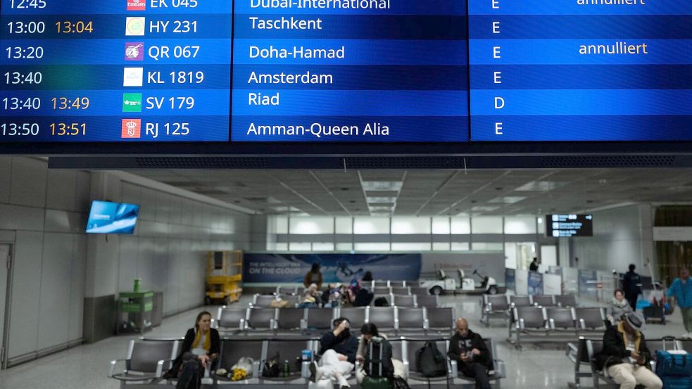 Vielerorts fallen zahlreiche Flüge aus, weil große Drehkreuze in der Golfregion nicht angeflogen werden können – so auch hier in Frankfurt. Foto: Florian Wiegand