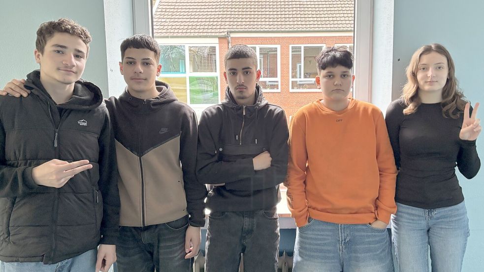 Dahoz Musa (2. von links) hat mit seinen Freunden einen Kurzfilm über seine Erlebnisse im Irak gedreht. Foto: Björn Klüver/Archiv