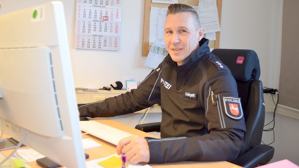 Hauptkommissar René Heidergott von der Polizeistation Rhauderfehn nahm das anonyme Schreiben wegen gefällter Bäume zum Anlass, die Situation zusammen mit einem Vertreter der Rhauderfehner Gemeindeverwaltung vor Ort zu prüfen. Foto: Astrid Fertig