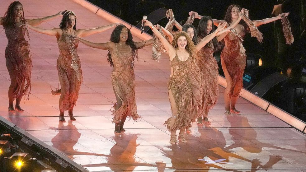 „Das ist ein Traum“ : Die 49-jährige Shakira zeigte sich vor ihren mexikanischen Fans begeistert. Foto: Marco Ugarte/AP/dpa