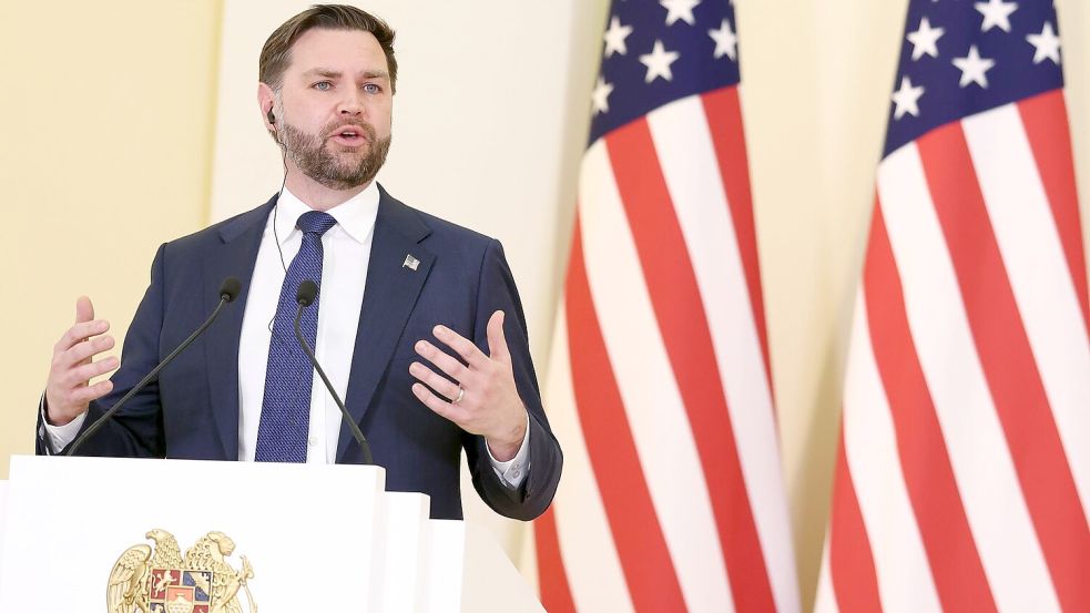 Die Frage nach einem Machtwechsel im Iran ist nach Darstellung von US-Vizepräsident JD Vance nebensächlich. (Archivbild) Foto: Kevin Lamarque/POOL REUTERS/dpa