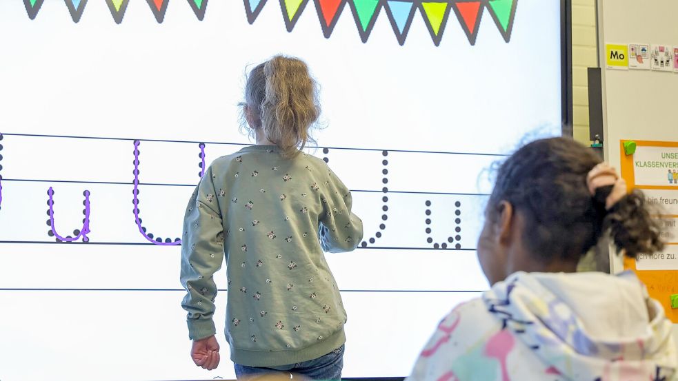 Entsprechend ihrer indiviuellen Fähigkeiten lernen die Kinder an der Osnabrücker Montessori-Schule lesen und schreiben. Die Schule ist eine Förderschule mit dem Schwerpunkt geistige Entwicklung. Foto: Jörn Martens