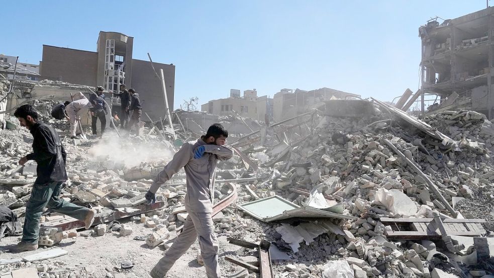 Der örtliche Rote Halbmond berichtet von Attacken in 153 iranischen Städten. Foto: Vahid Salemi/AP/dpa