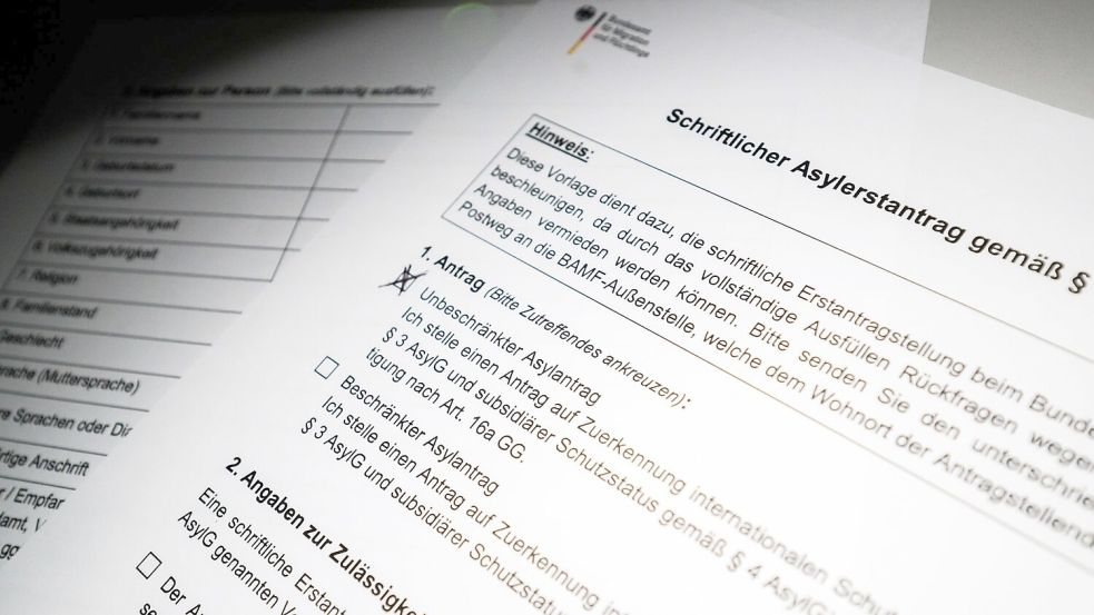 Die Zahl der in Deutschland gestellten Asylanträge ging 2025 deutlich zurück. (Illustration) Foto: Julian Stratenschulte