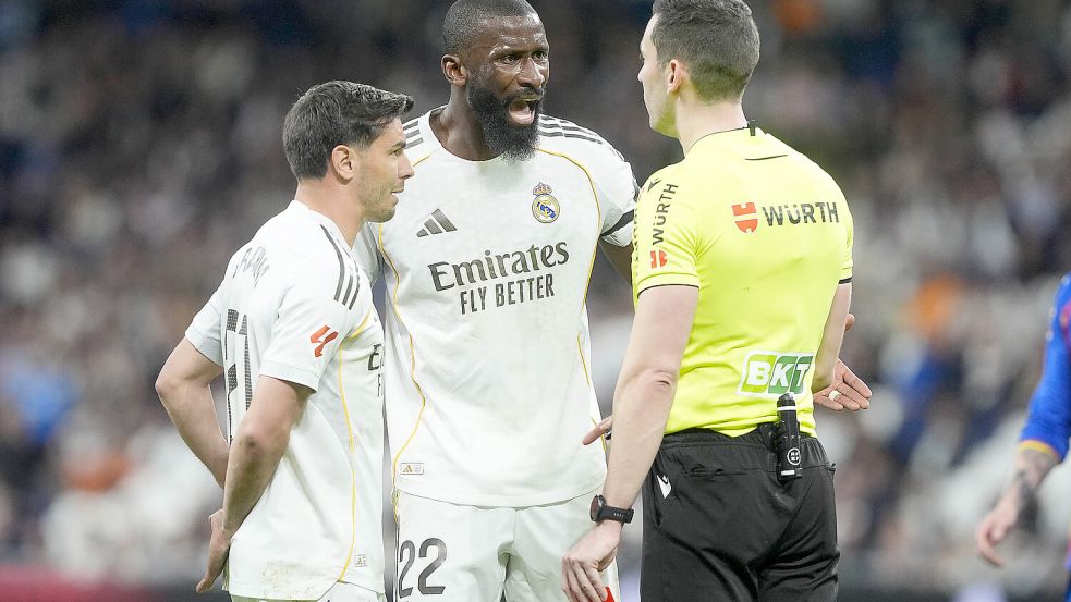 Der deutsche Nationalspieler Antonio Rüdiger (Mitte) stand bei der Niederlage von Real Madrid unfreiwillig im Fokus. Foto: IMAGO/Alterphotos