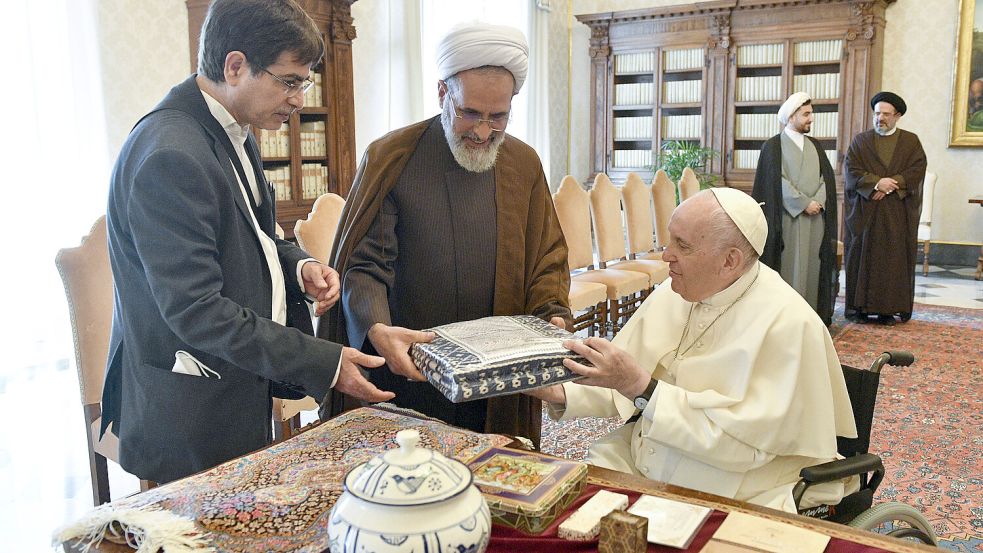 Ajatollah Kahmenei betraute Arafi (Mitte) mit der Aufsicht über alle geistlichen Seminare Irans. In dieser Funktion besuchte er 2022 Papst Franziskus in Rom. Foto: IMAGO/Independent Photo Agency Int.