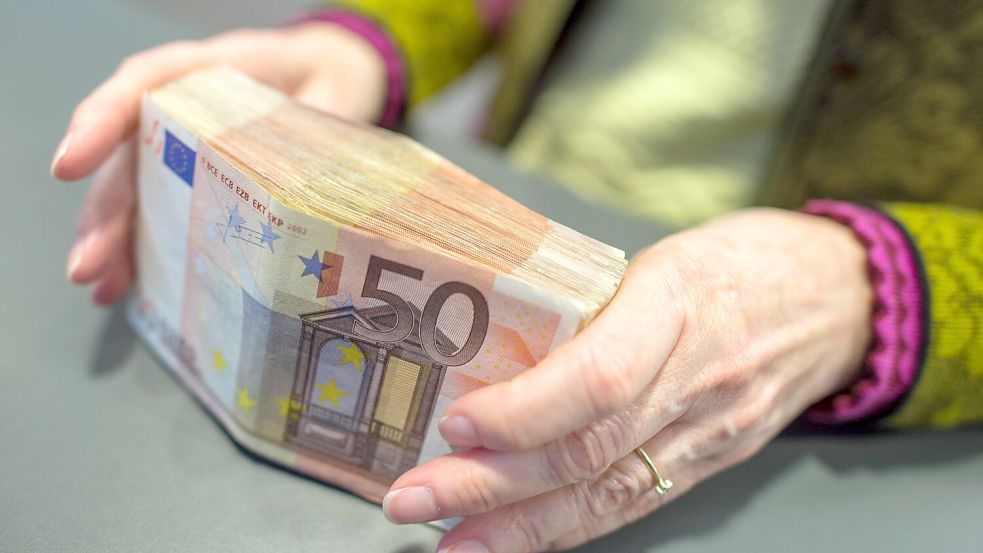 Eine Seniorin will am Montag in Bremen eine hohe Summe Geld von ihrem Konto abheben, um sie Betrügern auszuhändigen. Eine Bankmitarbeiterin wird allerdings stutzig und stoppt den Betrugsversuch. Foto: dpa/Matthias Balk