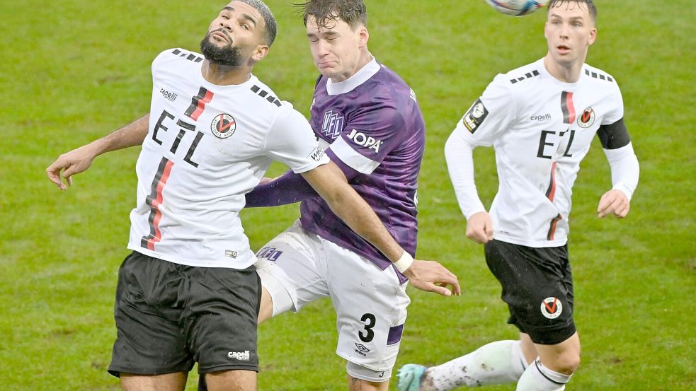 Ähnlich umkämpft wie dieses Kopfball-Duell zwischen dem Kölner Jamil Siebert und dem Osnabrücker Florian Kleinhansel war auch das 0:0 im Hinspiel. Im Hintergrund: Robin Meißner, heute Top-Torschütze bei Lila-Weiß. Foto: Helmut Kemme