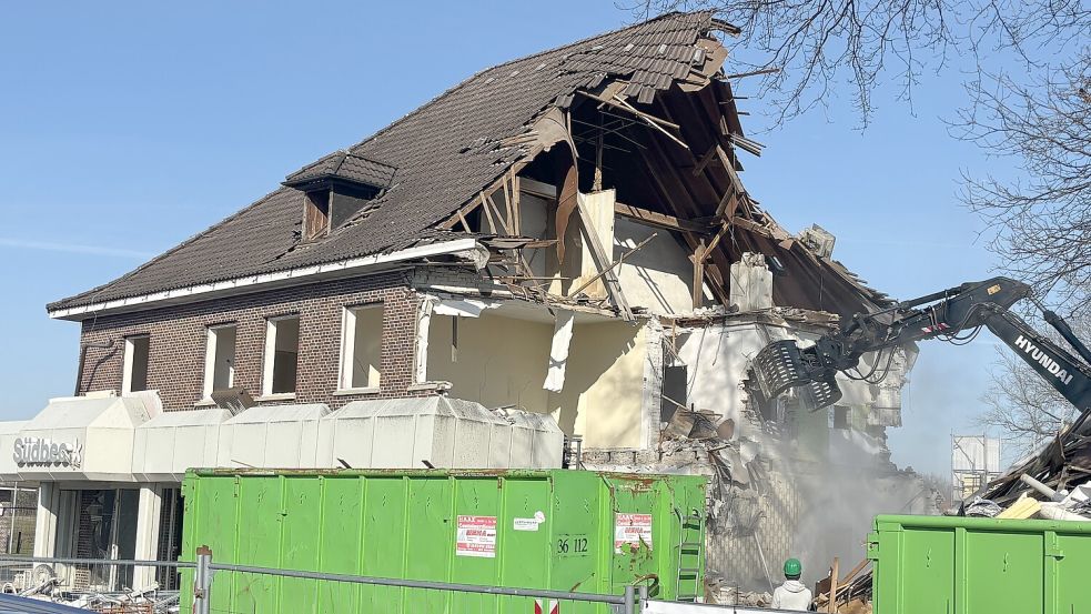 Abriss an der Langholter Straße: Bagger machen das frühere Modehaus Südbeck dem Erdboden gleich. Fotos: Henrik Zein