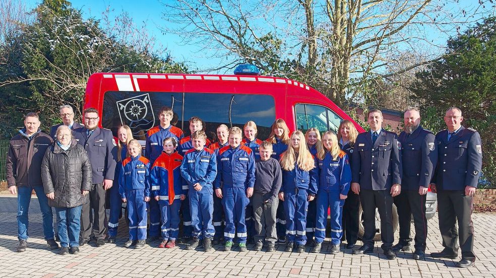 (von links): Stv. Ortsbürgermeister Völlen Bernd Knipper, Feuerwehrausschussvorsitzende Gaby Ostholthoff, Gemeindebrandmeister Frank Harms, stv. Jugendfeuerwehrwart Julian Schmertmann, die Mitglieder der JF Völlenerfehn, Gemeindejugendfeuerwehrwartin Janina Brink, Jugendfeuerwehrwart Kai-Uwe Fischer, stv. Ortsbrandmeister FF Völlenerfehn Jens Schmidt, Ortsbrandmeister FF Völlen Werner Brandt. Foto: privat