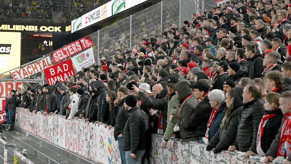 Wegen der Zusammenstöße vor Anpfiff boykottieren einige Bayern-Fans die Partie in Dortmund. (Archivbild) Foto: Federico Gambarini