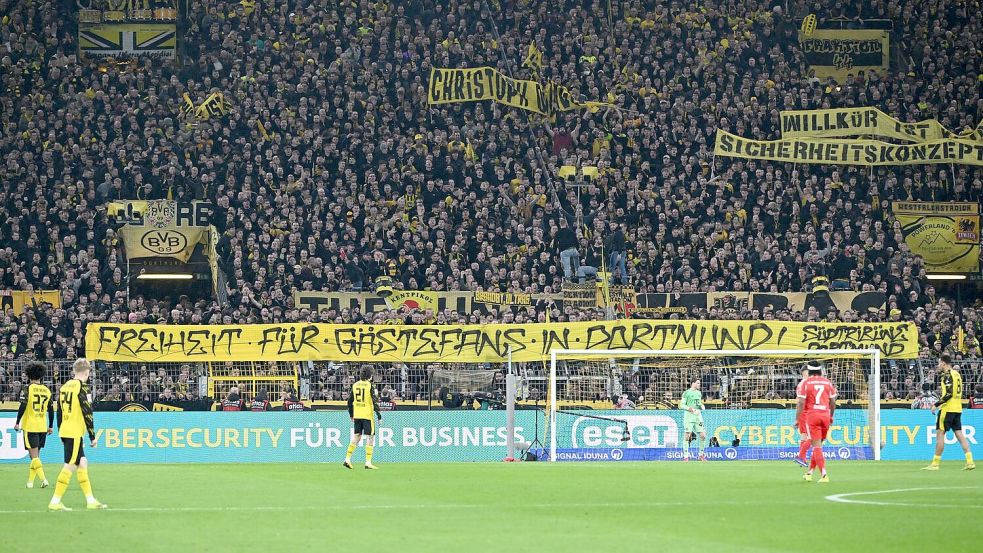 Die Dortmunder Fans solidarisierten sich mit den Bayern-Anhängern. Die Polizei gibt ein Update zu den Ermittlungen. Foto: Federico Gambarini