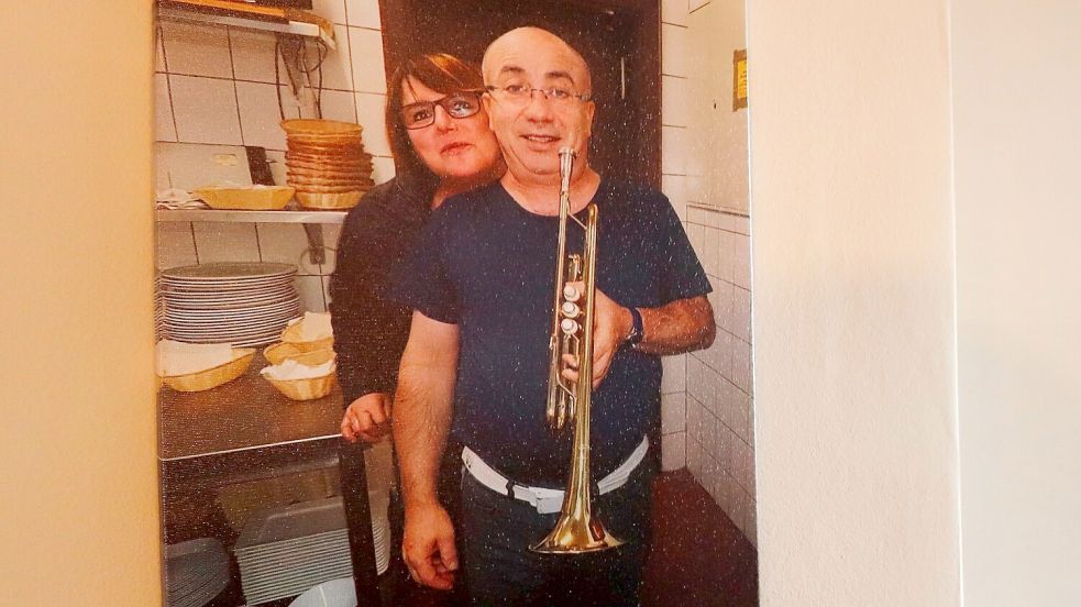 Dieses Foto, das im Restaurant „Bellini“ in Papenburg hängt, zeigt den mittlerweile verstorbenen früheren Chef Antonino „Nino“ Bellini mit seiner Trompete. Das Musikinstrument lag nach der Neueröffnung auf einem Gedenkplatz im Gastraum. Von dort wurde die Trompete von bislang unbekannten Tätern gestohlen. Foto: Christoph Assies