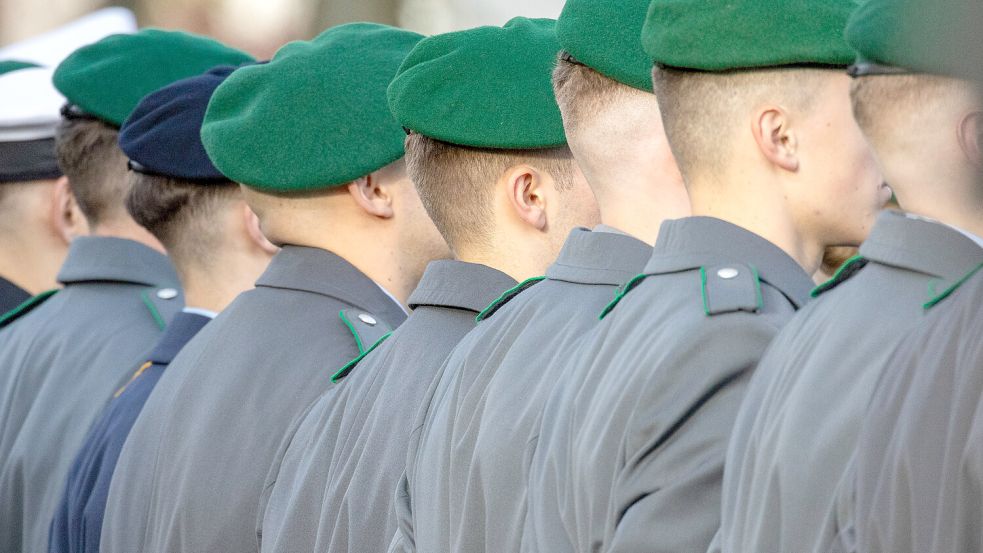 Bei Männern darf das Haar nicht die Uniform berühren. Zeugt das von einem modernen Arbeitgeber? Foto: Imago/ Kira Graap