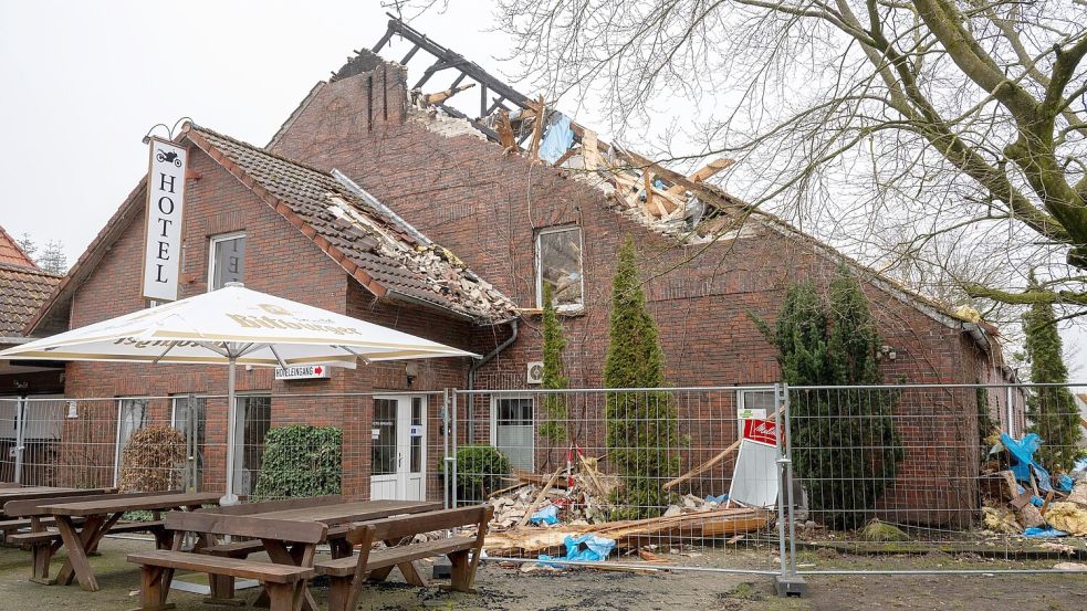 Blick von der Hauptstraße in Apen: Zweieinhalb Wochen nach dem Brand sah das Biker-Hotel so aus. Foto: Klaus Ortgies/Archiv