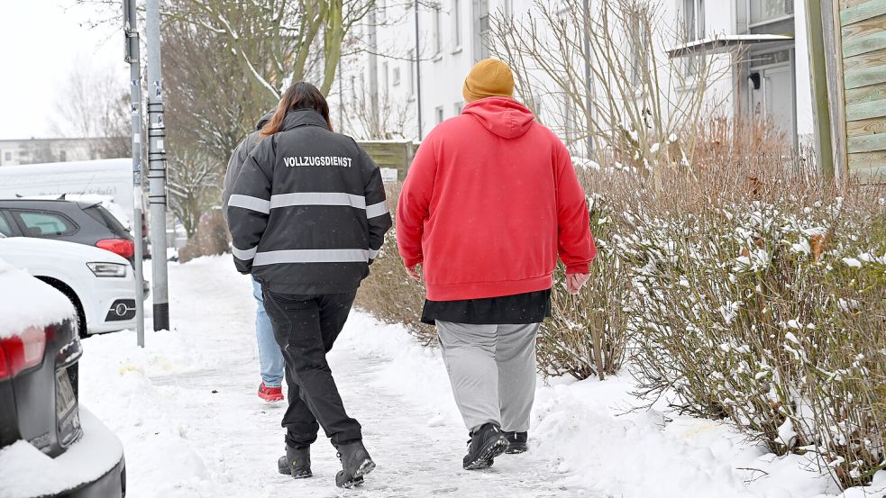 Dieser junge Bürgergeldempfänger aus Nordhausen kommt erst nach Aufforderung des Ordnungsamtes zur Arbeit. Foto: picture alliance/dpa | Martin Schutt