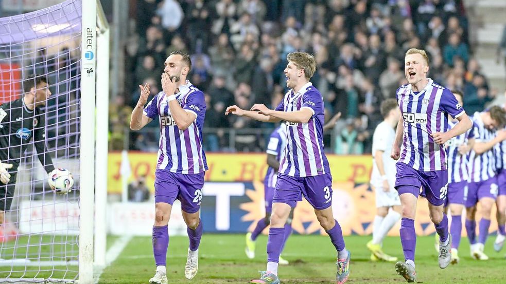 Lange durfte er nicht spielen - nun traf er: David Kopacz bejubelt seinen Treffer zum 2:0 für den VfL Osnabrück gegen Viktoria Köln. Foto: Michael Titgemeyer