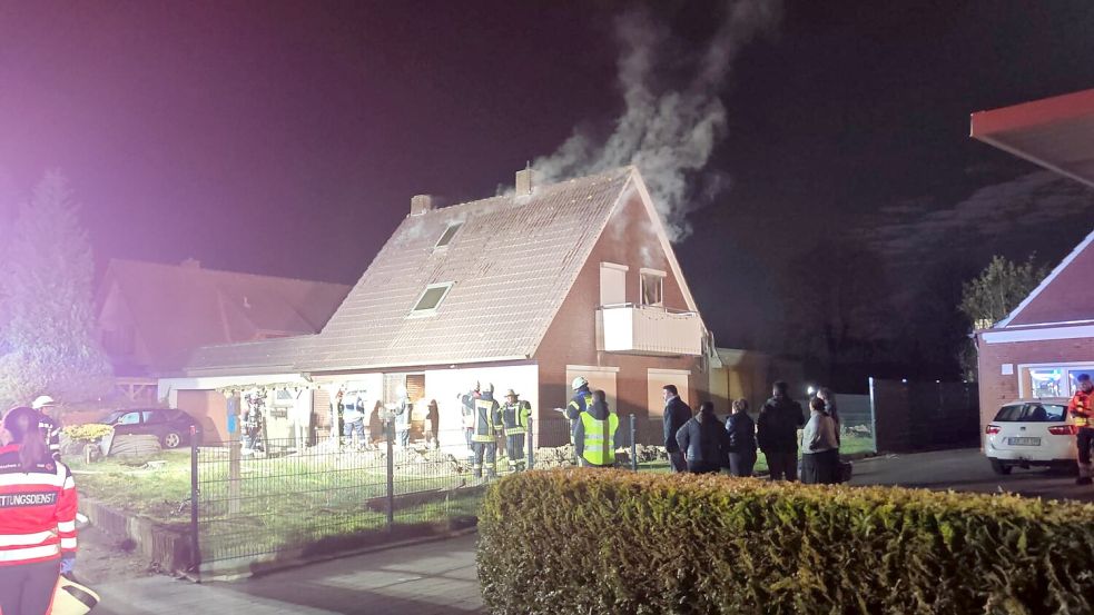 Am Dienstagabend brach in einem Wohnhaus am Liebigweg in Folmhusen ein Feuer aus. Foto: Markus Bruns/Feuerwehr Westoverledingen