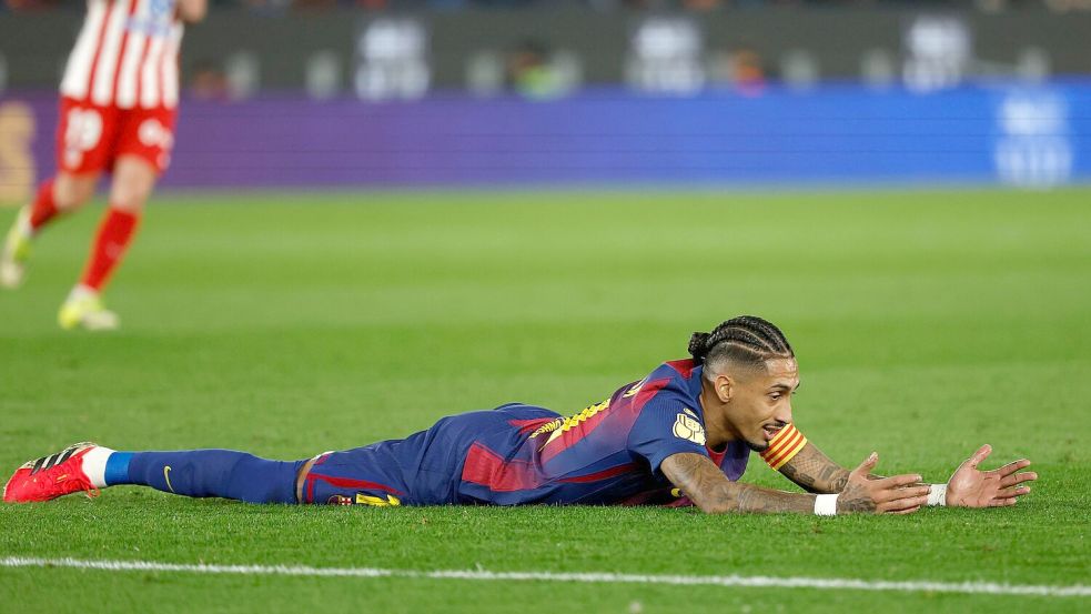 Raphinha und der FC Barcelona sind im Pokal an Atlético Madrid gescheitert. Foto: Joan Monfort/AP/dpa