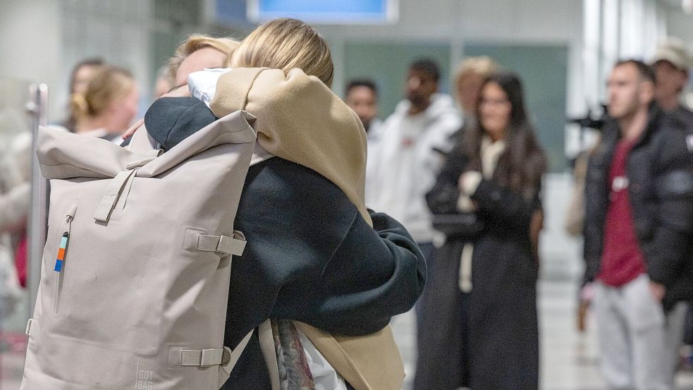 Viele Rückkehrer fielen ihren Familien in die Arme. Foto: Armin Weigel