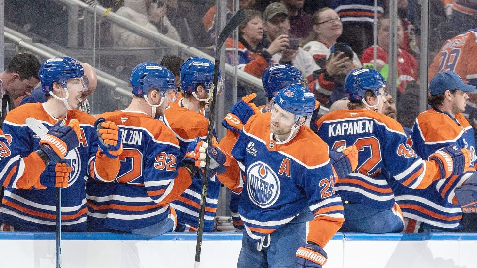 Leon Draisaitl durfte sich für zwei Tore von den Kollegen feiern lassen. Foto: Jason Franson/The Canadian Press