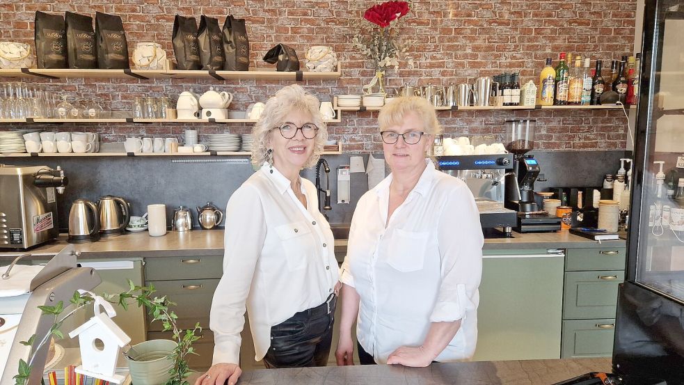 Sie empfangen uns im Café Herzstück: Mitarbeiterin Bärbel Smidt (links) und Inhaberin Kerstin Coordes. Foto: Wiebke Rose