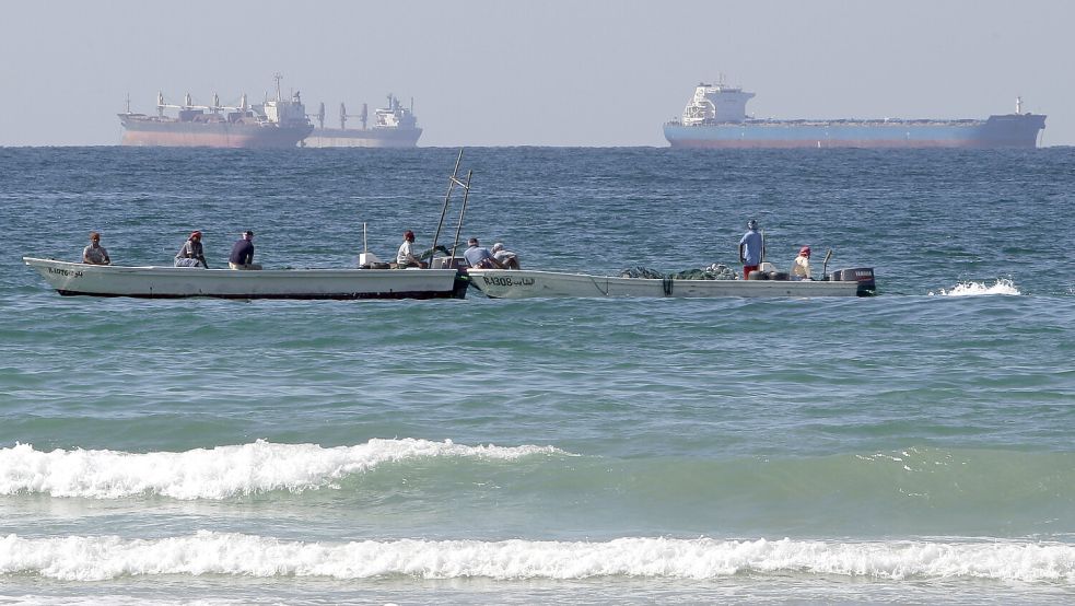 Fischerboote vor Öltankern südlich der Straße von Hormus, vor der Stadt Ra's al-Chaima in den Vereinigten Arabischen Emiraten. Im Hintergrund sieht man riesige Öl-Tanker, die durch die Straße von Hormus gefahren sind, als diese noch offen war. Foto: Kamran Jebreili/AP/dpa