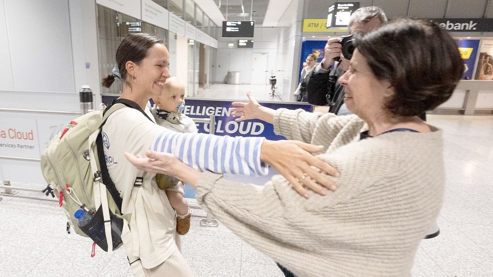 Menschen fielen ihren Lieben am Frankfurter Flughafen in die Arme. Foto: Boris Roessler