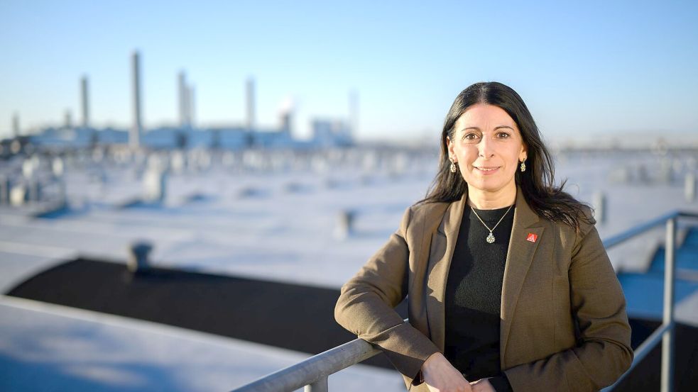 VW-Betriebsratschefin vor der Skyline des Wolfsburger VW-Werks. Von hier sollen künftig wieder mehr zentrale Ansagen kommen, fordert sie. Foto: Julian Stratenschulte